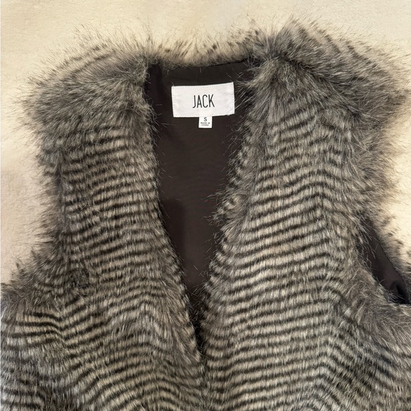 NWOT Women’s Faux Fur Vest by Jack Size Small Beautiful Stylish Soft Warm - Picture 2 of 9